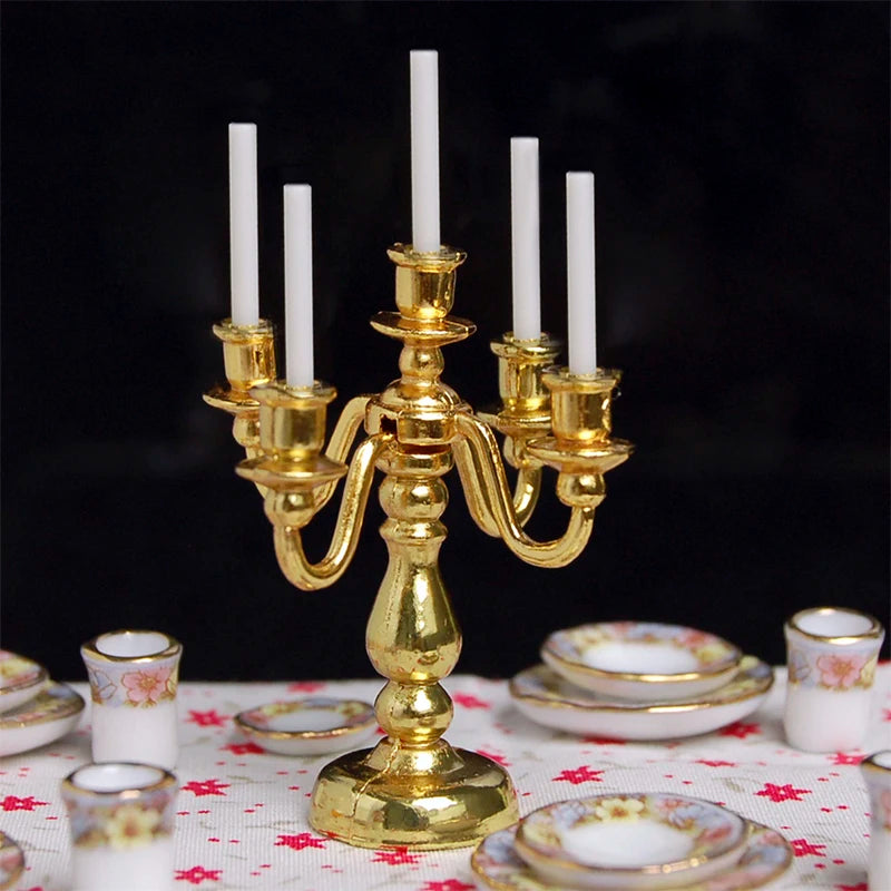 Candelabro de metal en miniatura a escala 1:12, accesorio para casa de muñecas, centro de mesa para fiesta navideña.