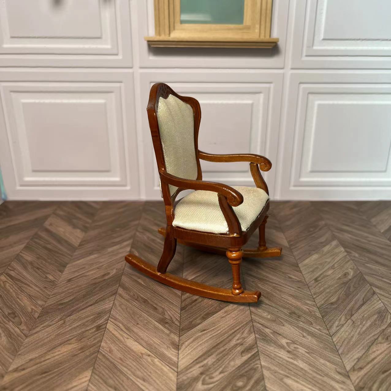 Casa de muñecas 1:12 Fine Miniatures OB11 Cómoda mecedora para habitación infantil