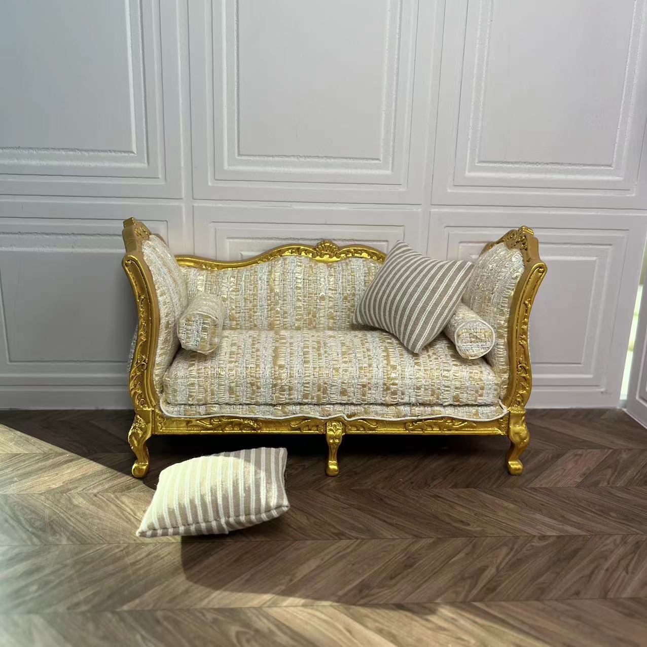 Mini casa de muñecas, muebles en miniatura OB11, sofá dorado doble/individual con cojín