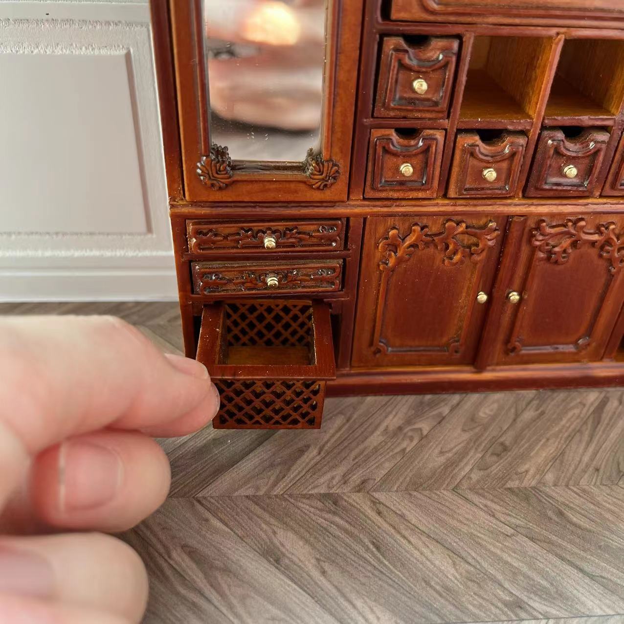 Mueble de casa de muñecas en miniatura a escala 1:12, armario de almacenamiento multifunción con cesta