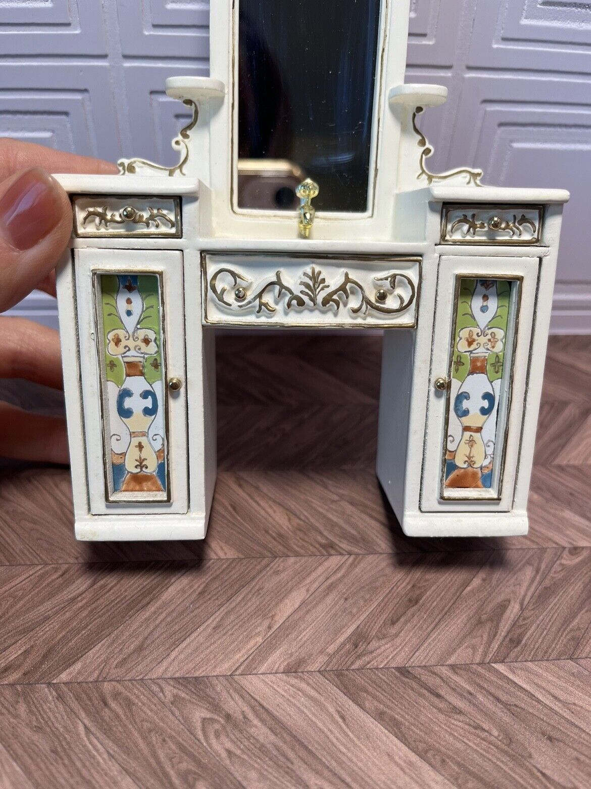Tocador de peluquería con dos macetas de cerámica, muebles en miniatura pintados a escala 1:12