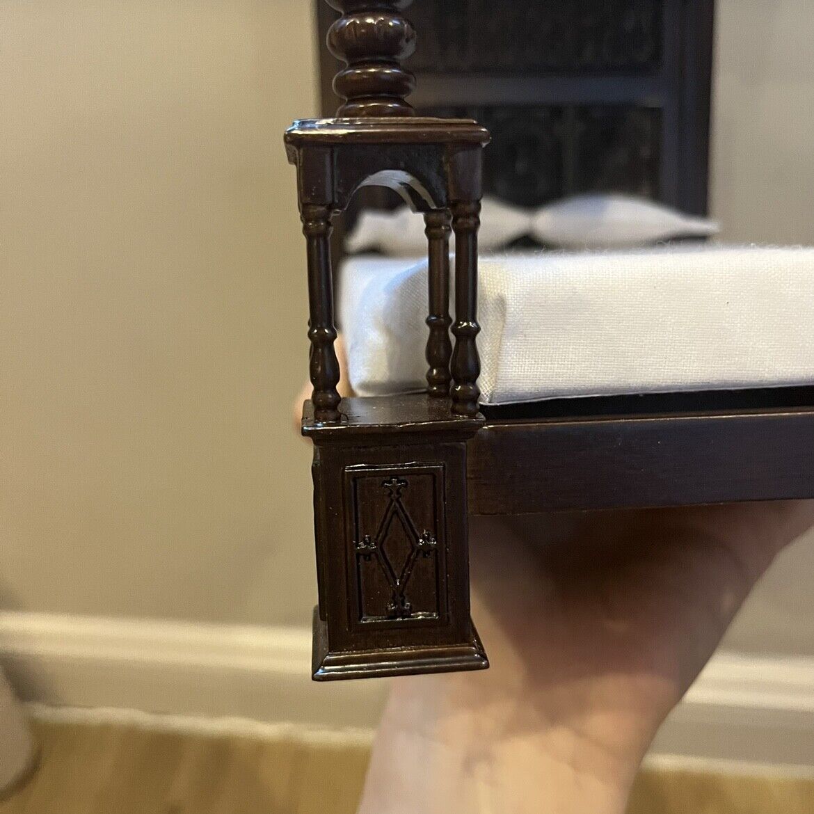 Mini casa de muñecas 1:12 Muebles en miniatura Dormitorio Tudor medieval Traje Edén
