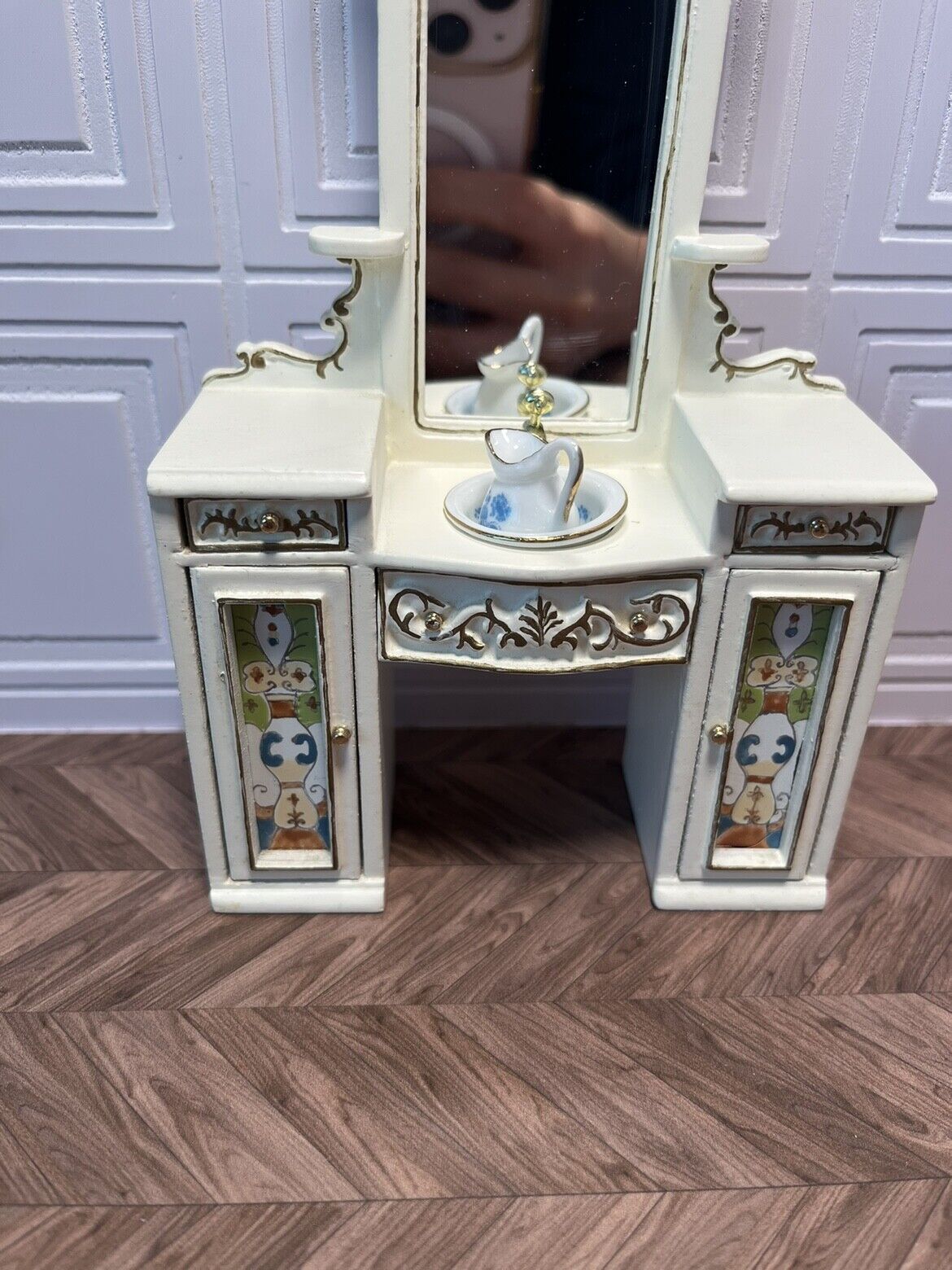 Tocador de peluquería con dos macetas de cerámica, muebles en miniatura pintados a escala 1:12