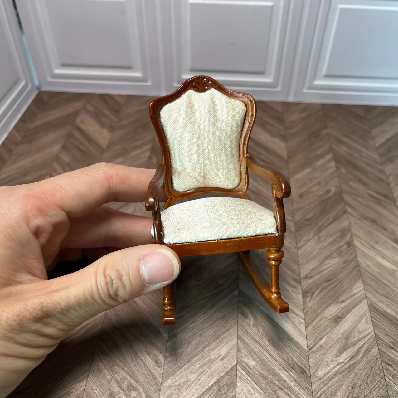 Casa de muñecas 1:12 Fine Miniatures OB11 Cómoda mecedora para habitación infantil