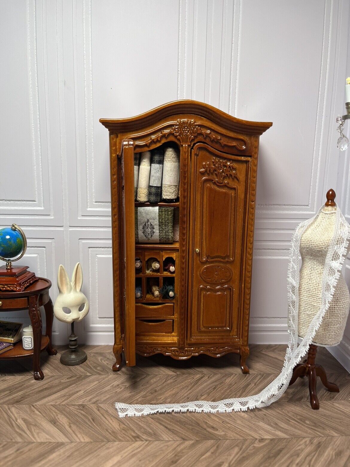 Muebles en miniatura BJD con flores talladas, armario de costura, casa de muñecas 1:12