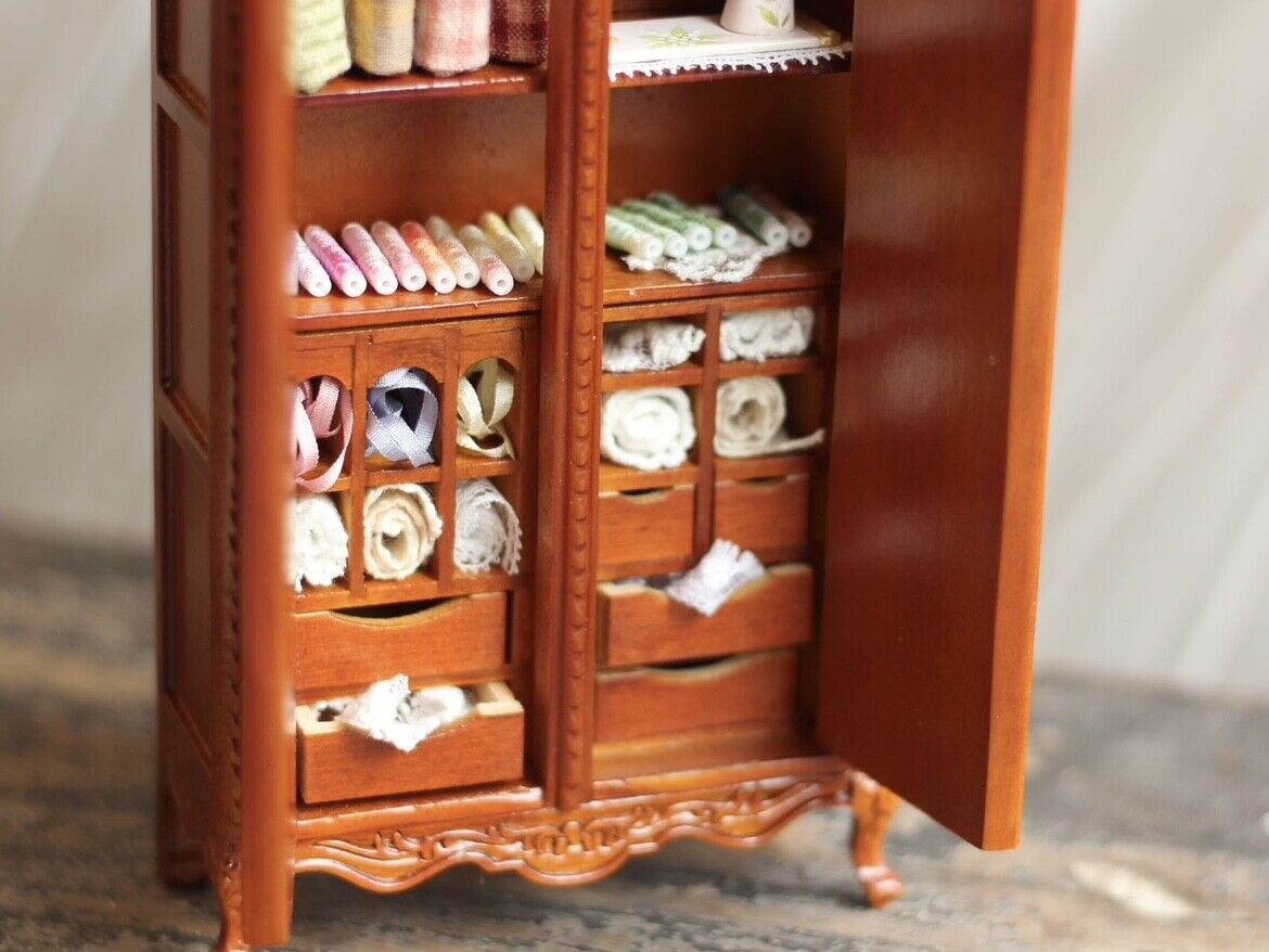 Muebles en miniatura BJD con flores talladas, armario de costura, casa de muñecas 1:12