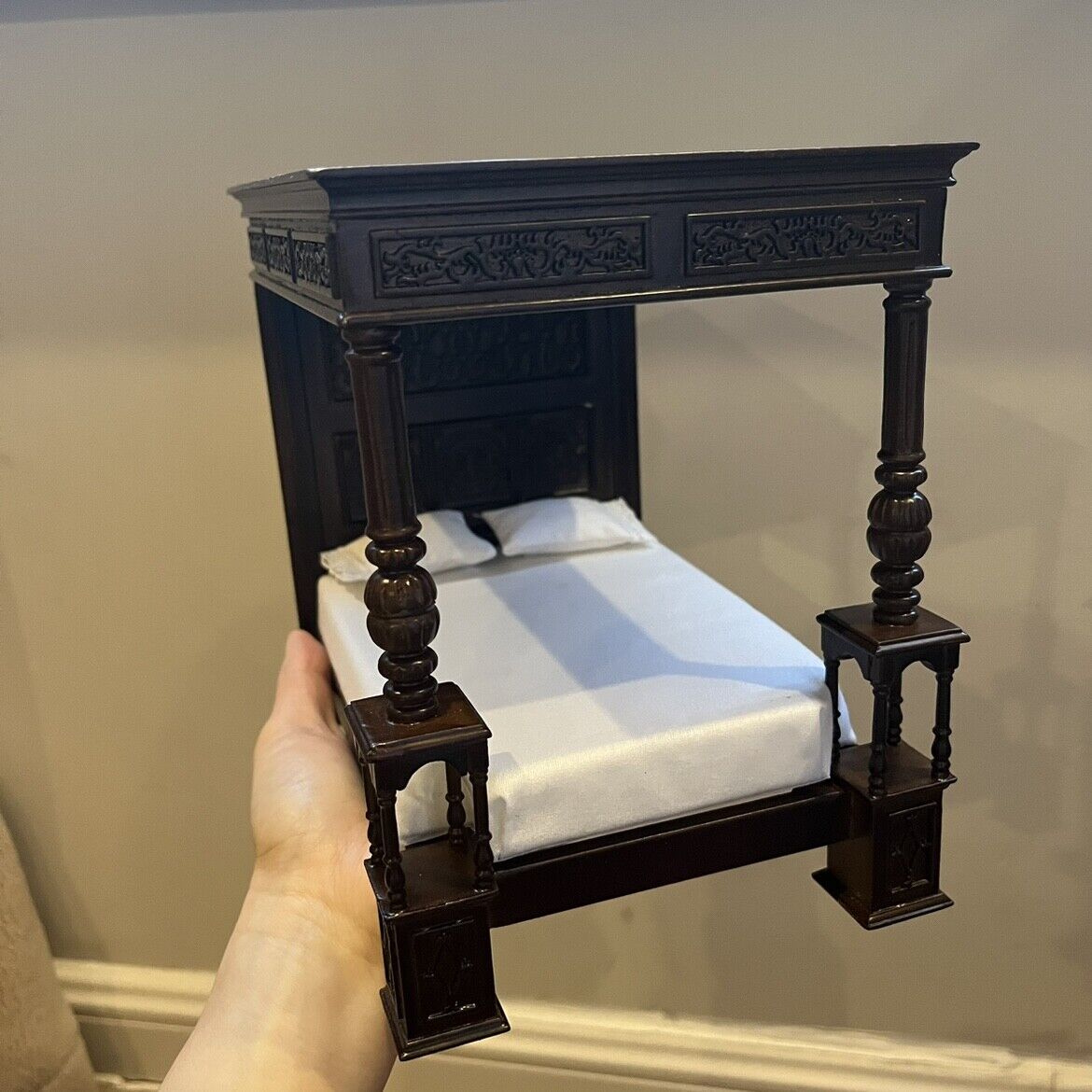 Mini casa de muñecas 1:12 Muebles en miniatura Dormitorio Tudor medieval Traje Edén
