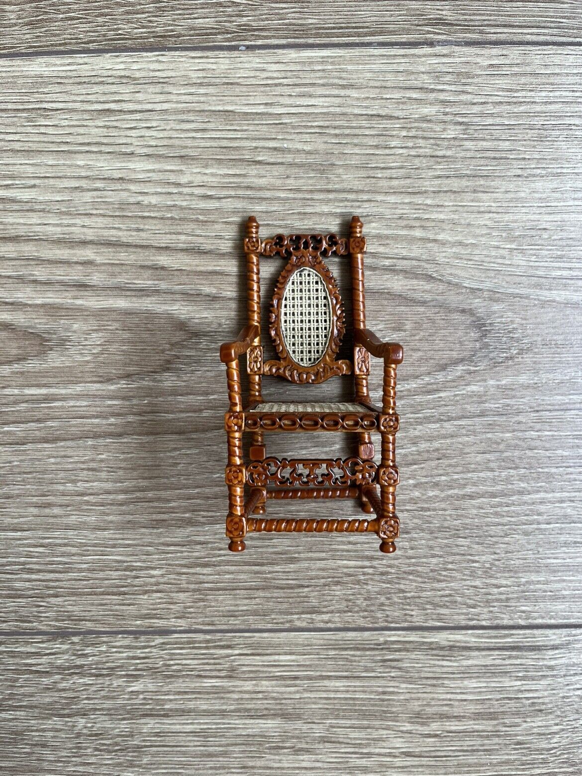 Fauteuil miniature en noyer sculpté à la main pour maison de poupée 1:12