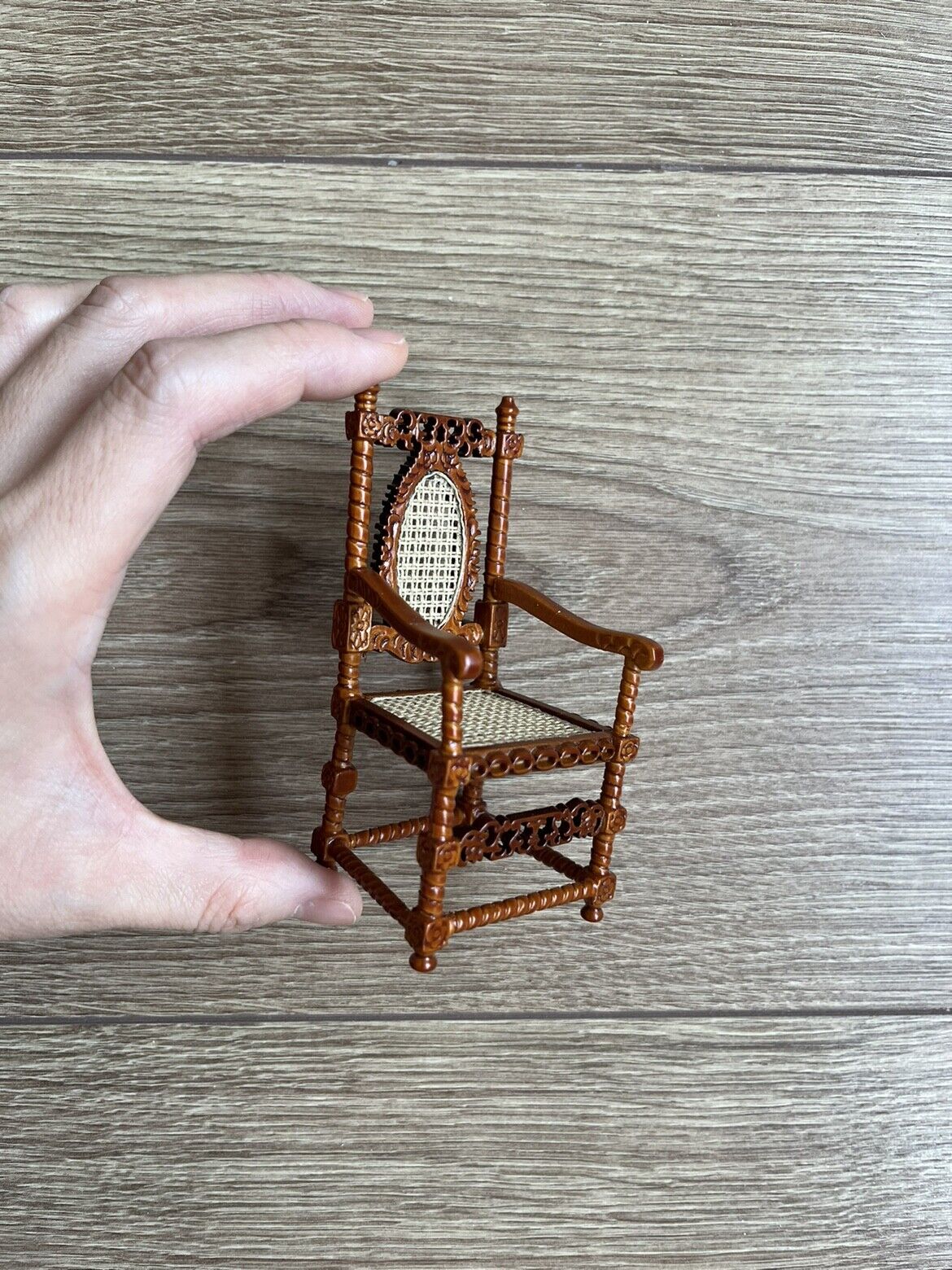 Fauteuil miniature en noyer sculpté à la main pour maison de poupée 1:12