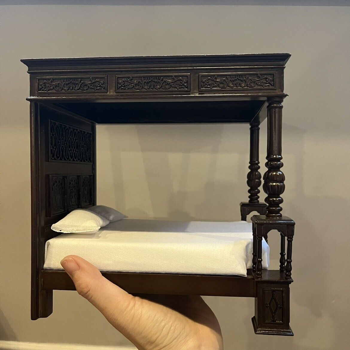 Mini casa de muñecas 1:12 Muebles en miniatura Dormitorio Tudor medieval Traje Edén