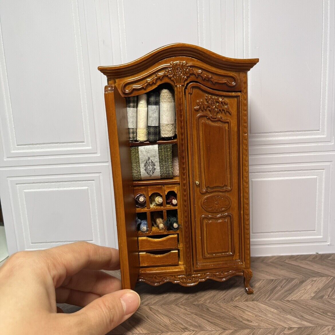 Muebles en miniatura BJD con flores talladas, armario de costura, casa de muñecas 1:12
