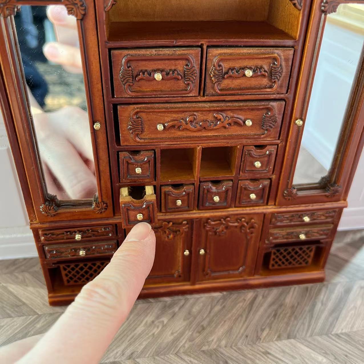 Mueble de casa de muñecas en miniatura a escala 1:12, armario de almacenamiento multifunción con cesta