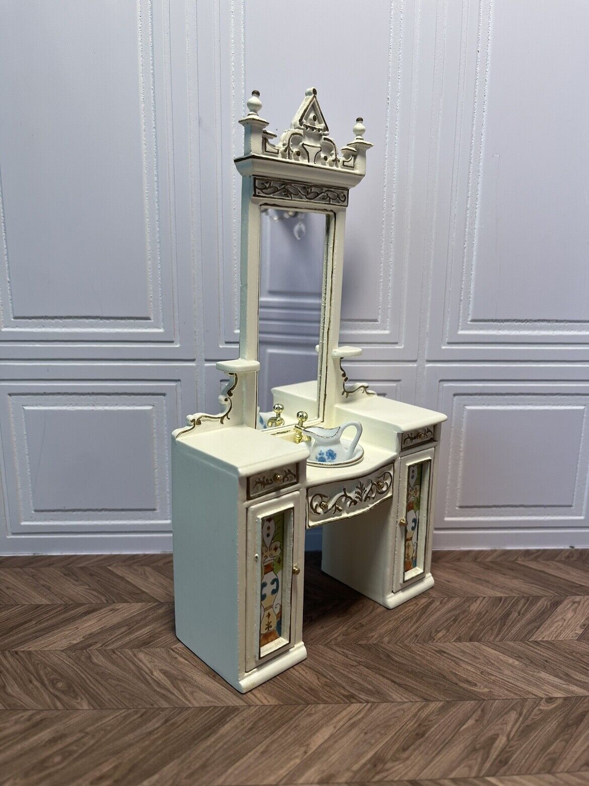 Tocador de peluquería con dos macetas de cerámica, muebles en miniatura pintados a escala 1:12
