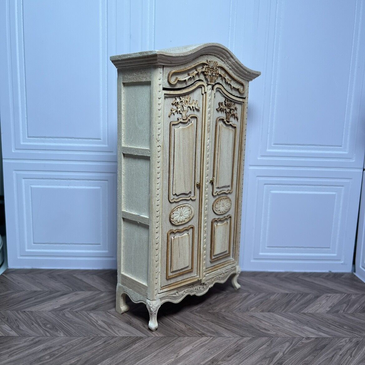 Muebles en miniatura BJD con flores talladas, armario de costura, casa de muñecas 1:12