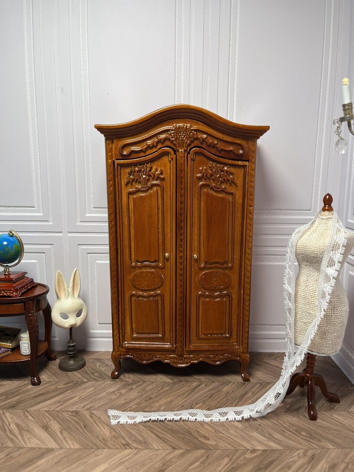Muebles en miniatura BJD con flores talladas, armario de costura, casa de muñecas 1:12