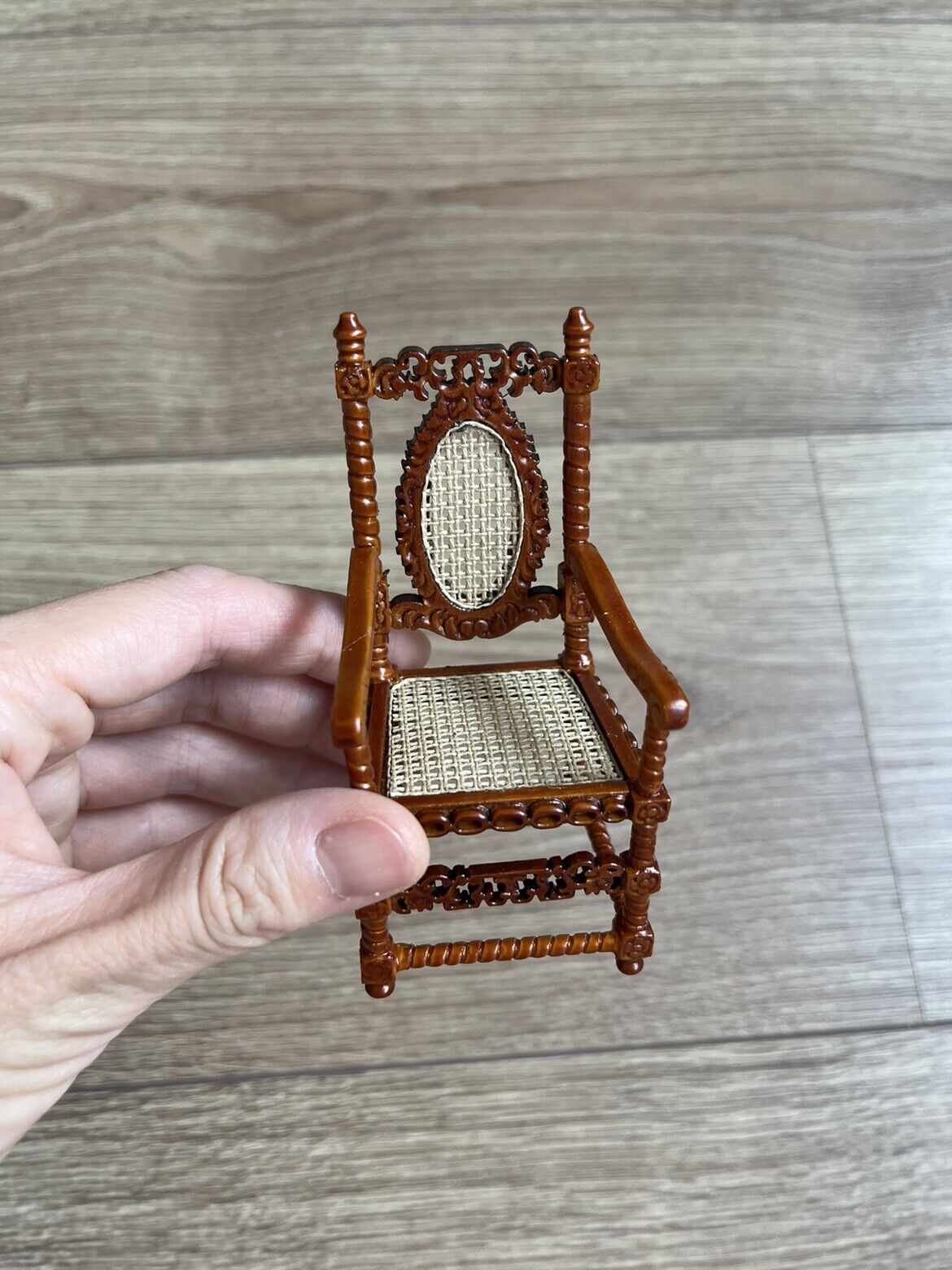 Fauteuil miniature en noyer sculpté à la main pour maison de poupée 1:12