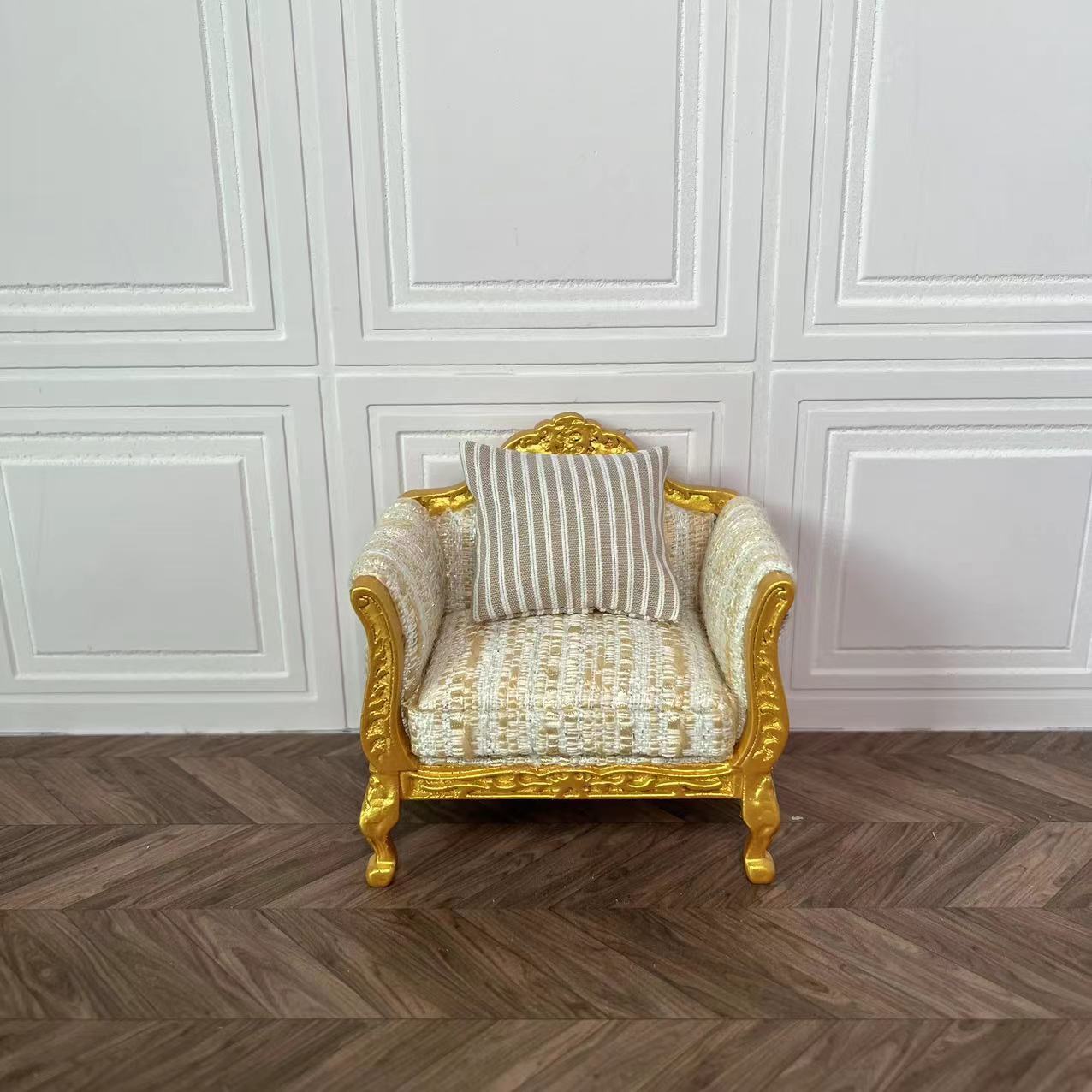 Mini casa de muñecas, muebles en miniatura OB11, sofá dorado doble/individual con cojín