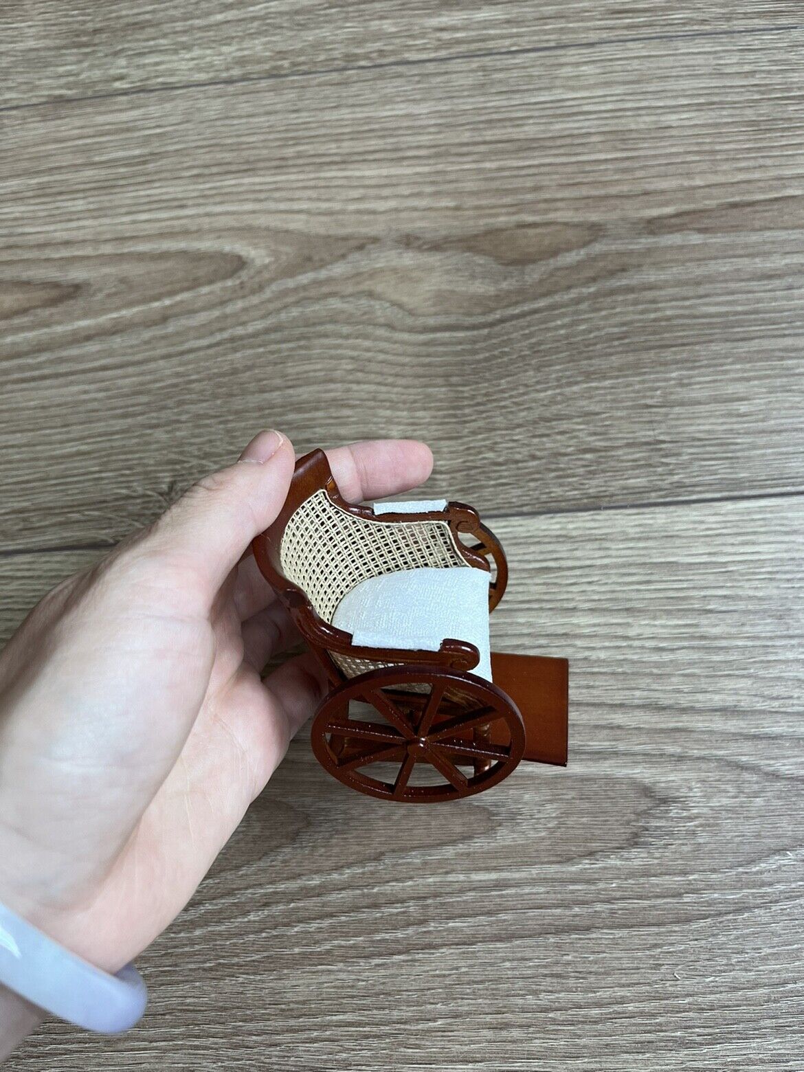 Mini muebles para casa de muñecas 1:12, mini muebles de malla para silla de ruedas, almohadilla giratoria para los pies
