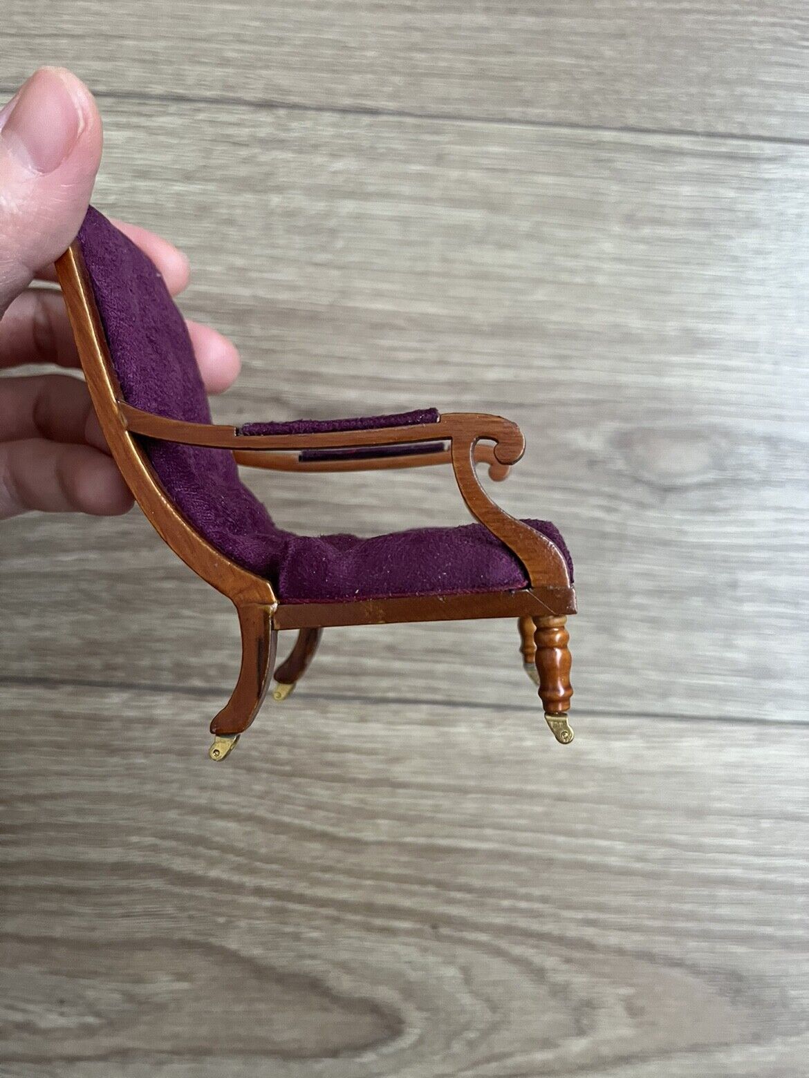 Muebles en miniatura, silla de biblioteca de ante morado Guillermo IV, polea de cuatro patas