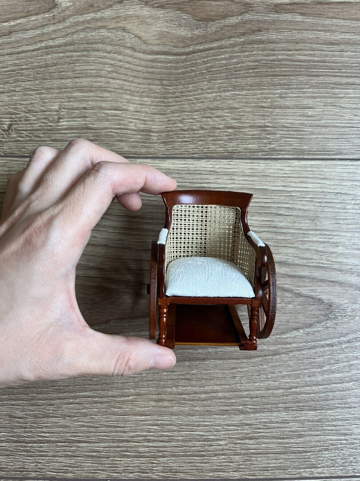 Mini muebles para casa de muñecas 1:12, mini muebles de malla para silla de ruedas, almohadilla giratoria para los pies