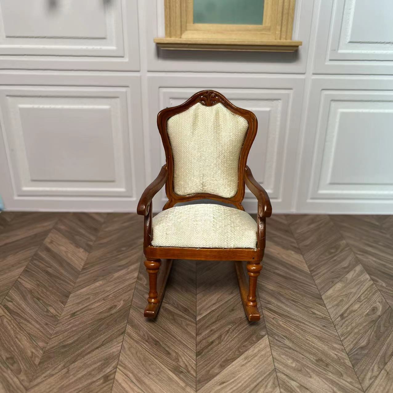 Casa de muñecas 1:12 Fine Miniatures OB11 Cómoda mecedora para habitación infantil