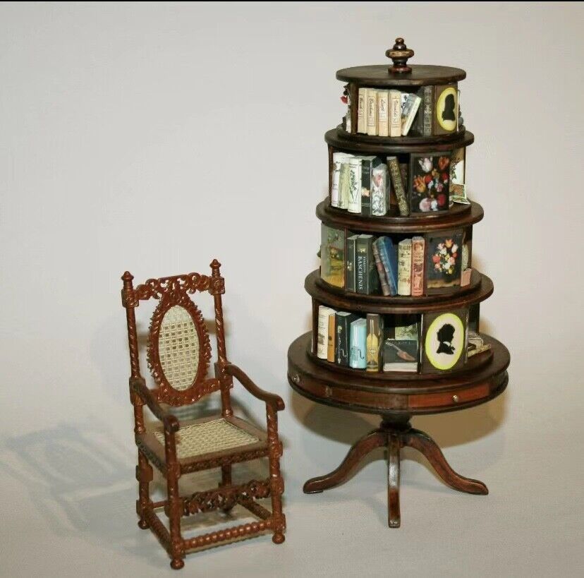Fauteuil miniature en noyer sculpté à la main pour maison de poupée 1:12