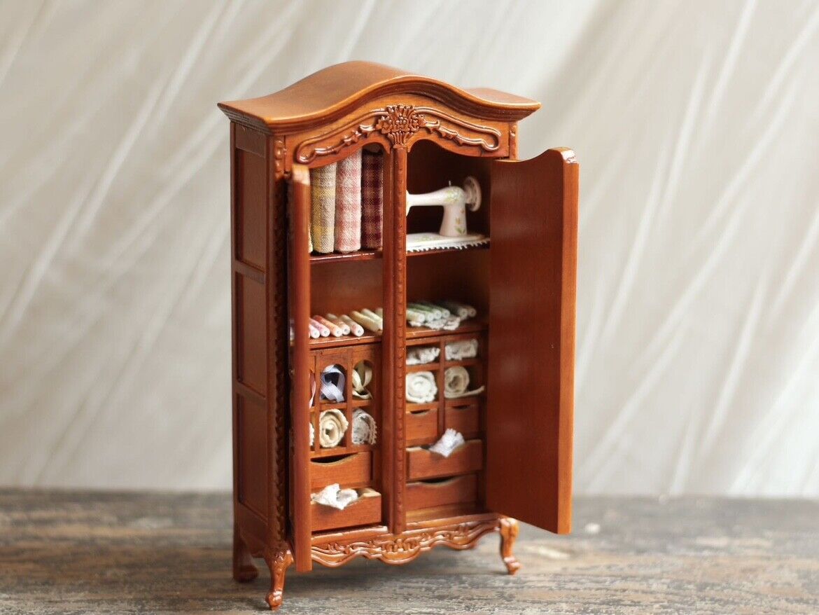 Muebles en miniatura BJD con flores talladas, armario de costura, casa de muñecas 1:12