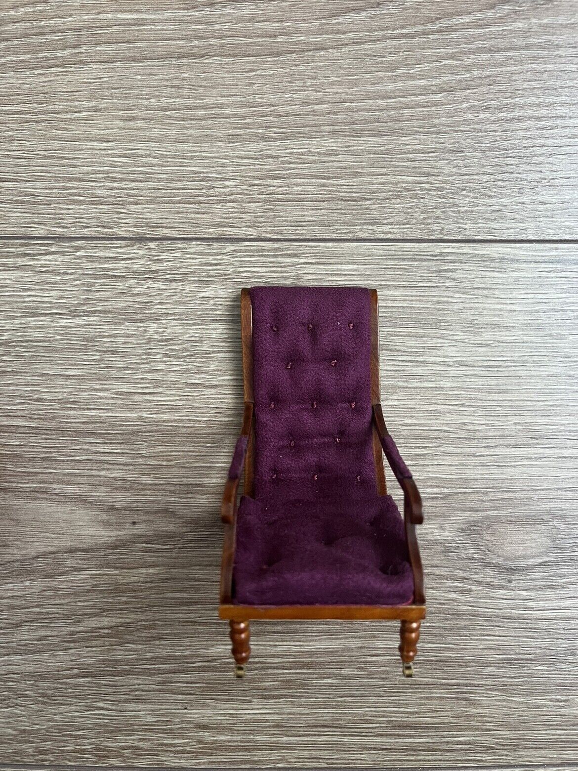 Muebles en miniatura, silla de biblioteca de ante morado Guillermo IV, polea de cuatro patas