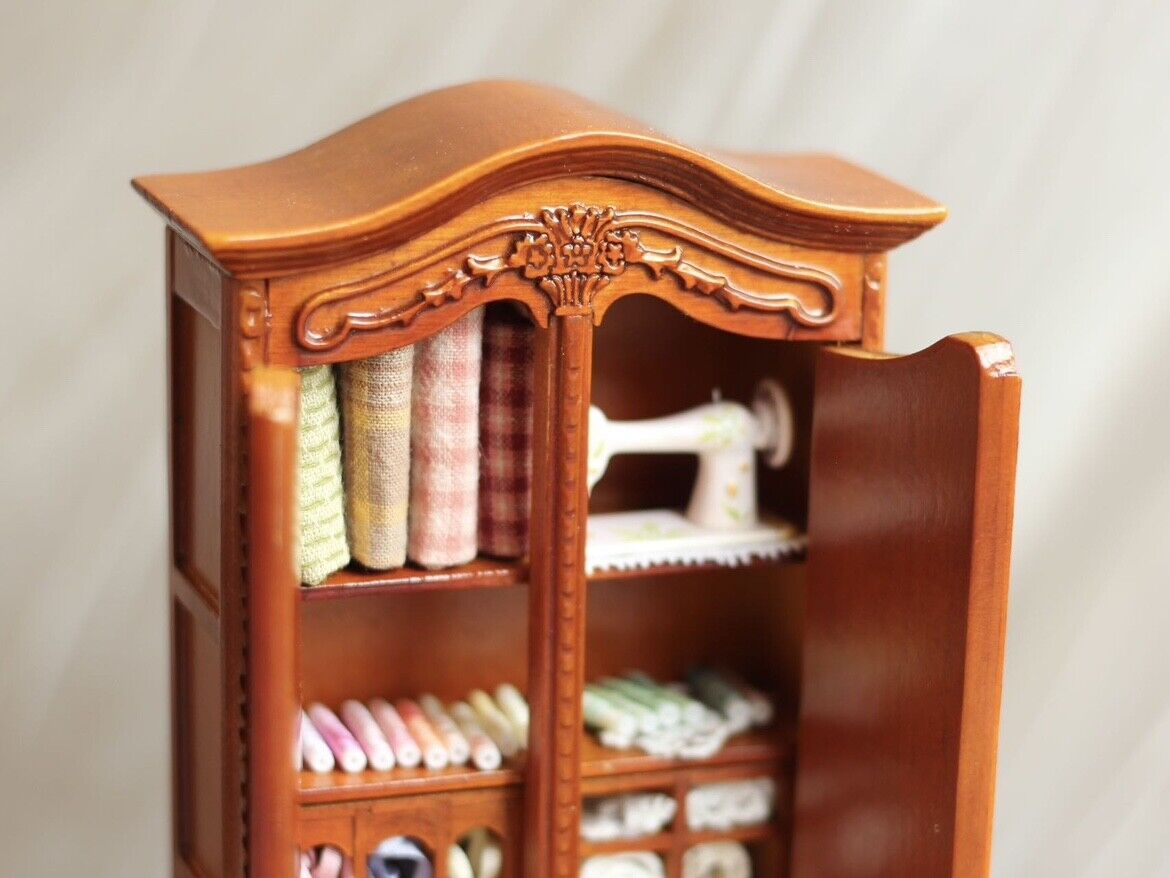 Muebles en miniatura BJD con flores talladas, armario de costura, casa de muñecas 1:12