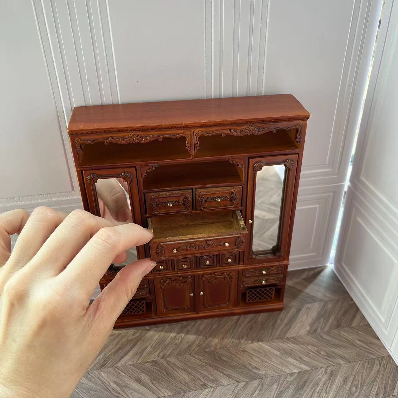 Mueble de casa de muñecas en miniatura a escala 1:12, armario de almacenamiento multifunción con cesta