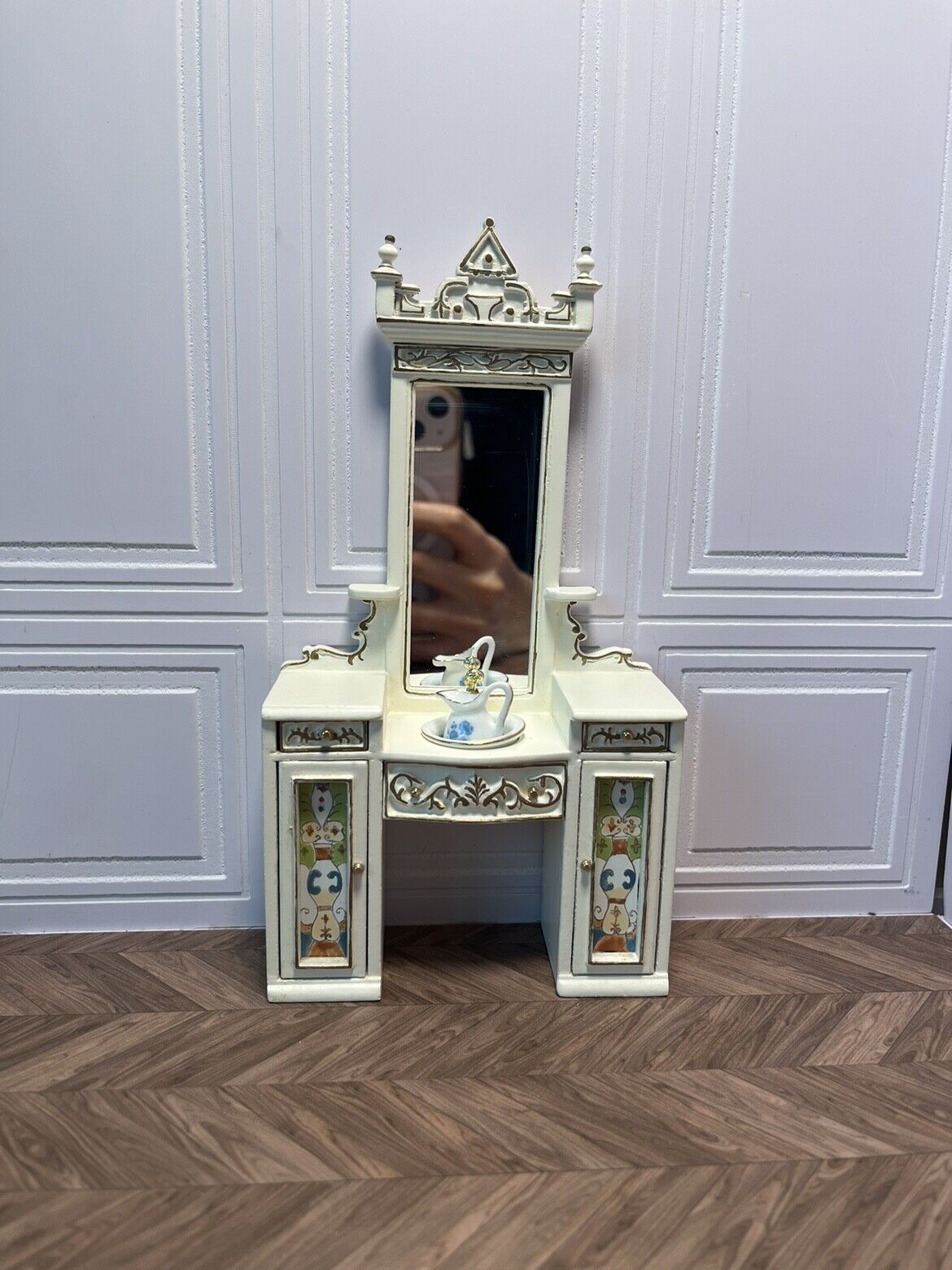 Tocador de peluquería con dos macetas de cerámica, muebles en miniatura pintados a escala 1:12
