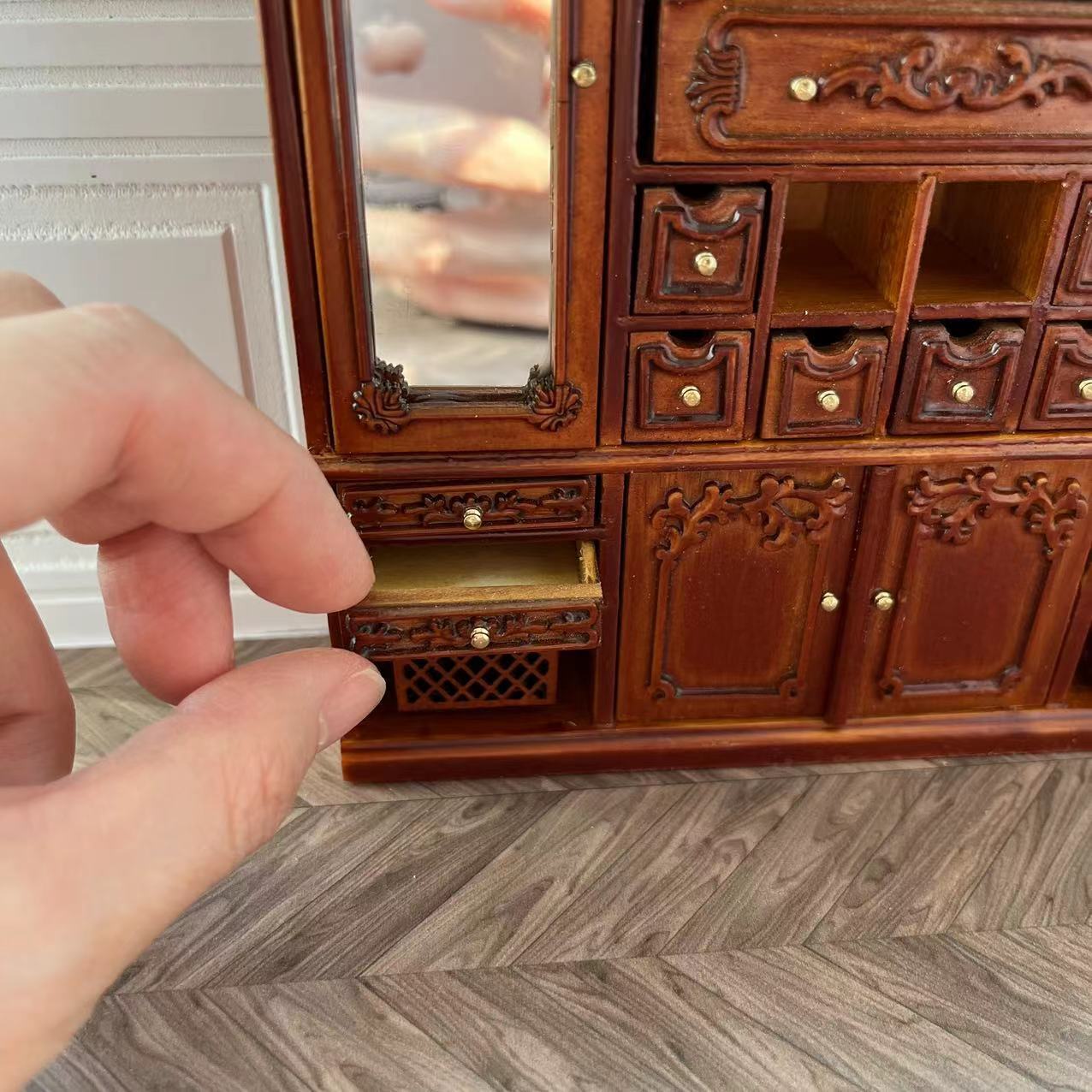 Mueble de casa de muñecas en miniatura a escala 1:12, armario de almacenamiento multifunción con cesta