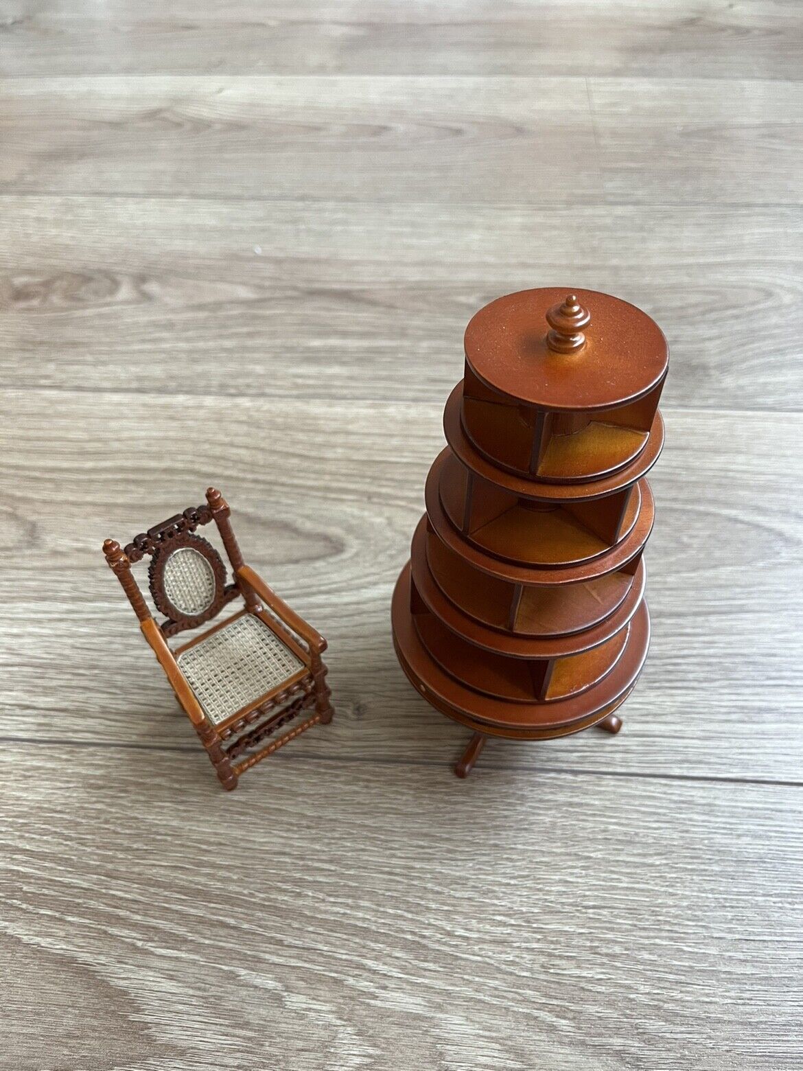 Fauteuil miniature en noyer sculpté à la main pour maison de poupée 1:12