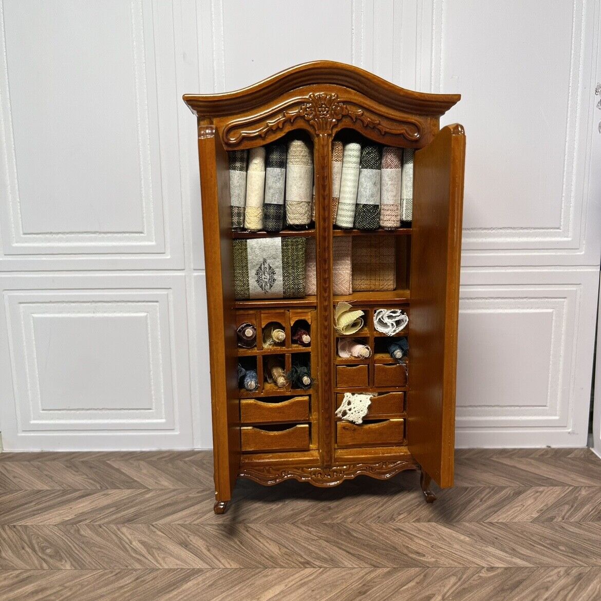 Muebles en miniatura BJD con flores talladas, armario de costura, casa de muñecas 1:12