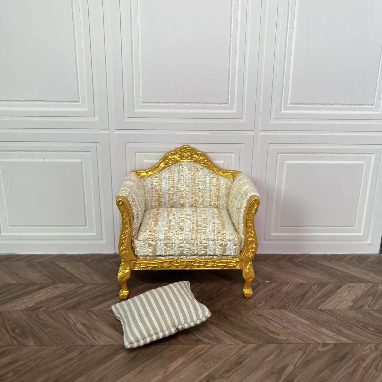 Mini casa de muñecas, muebles en miniatura OB11, sofá dorado doble/individual con cojín