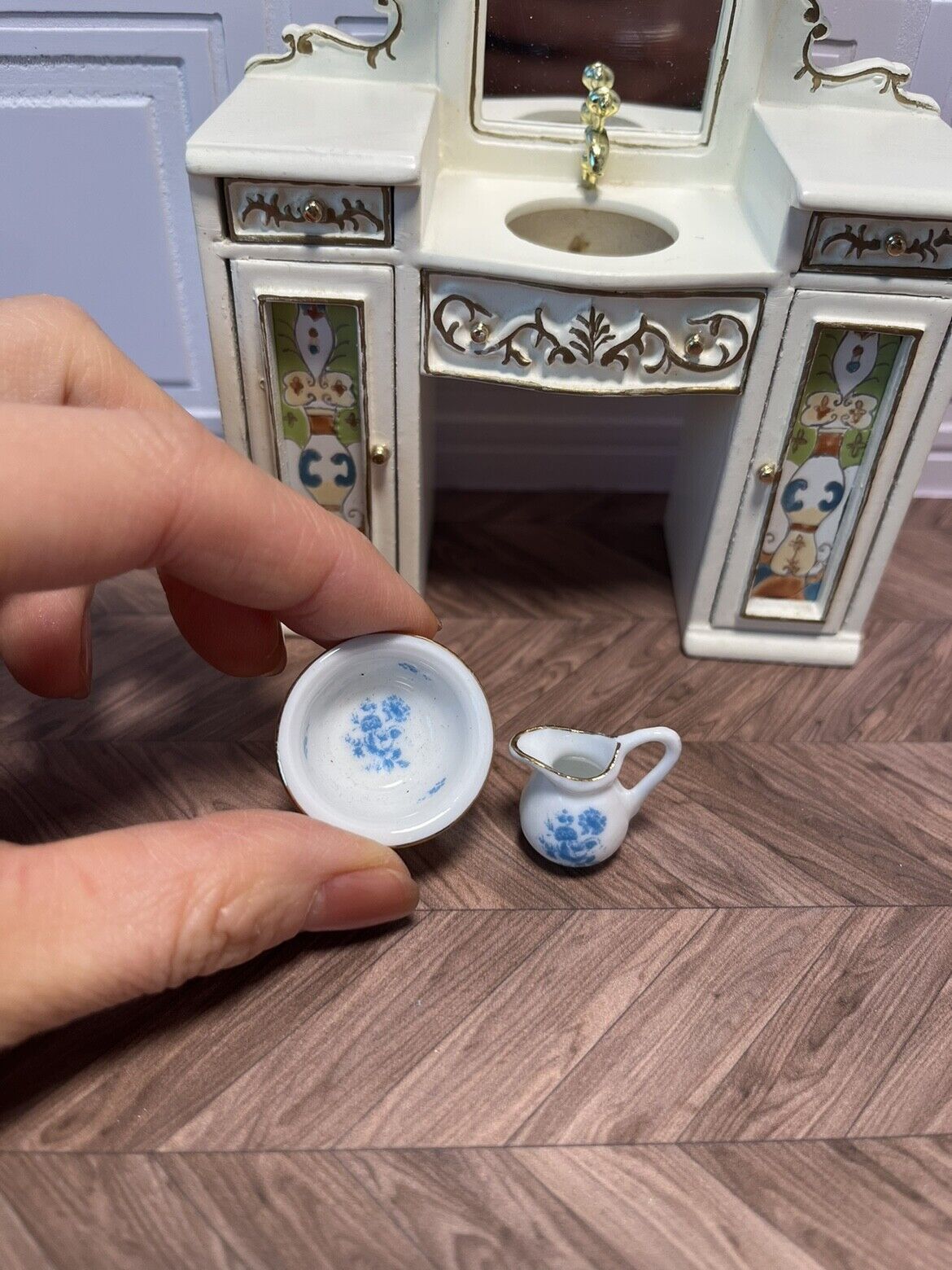 Tocador de peluquería con dos macetas de cerámica, muebles en miniatura pintados a escala 1:12