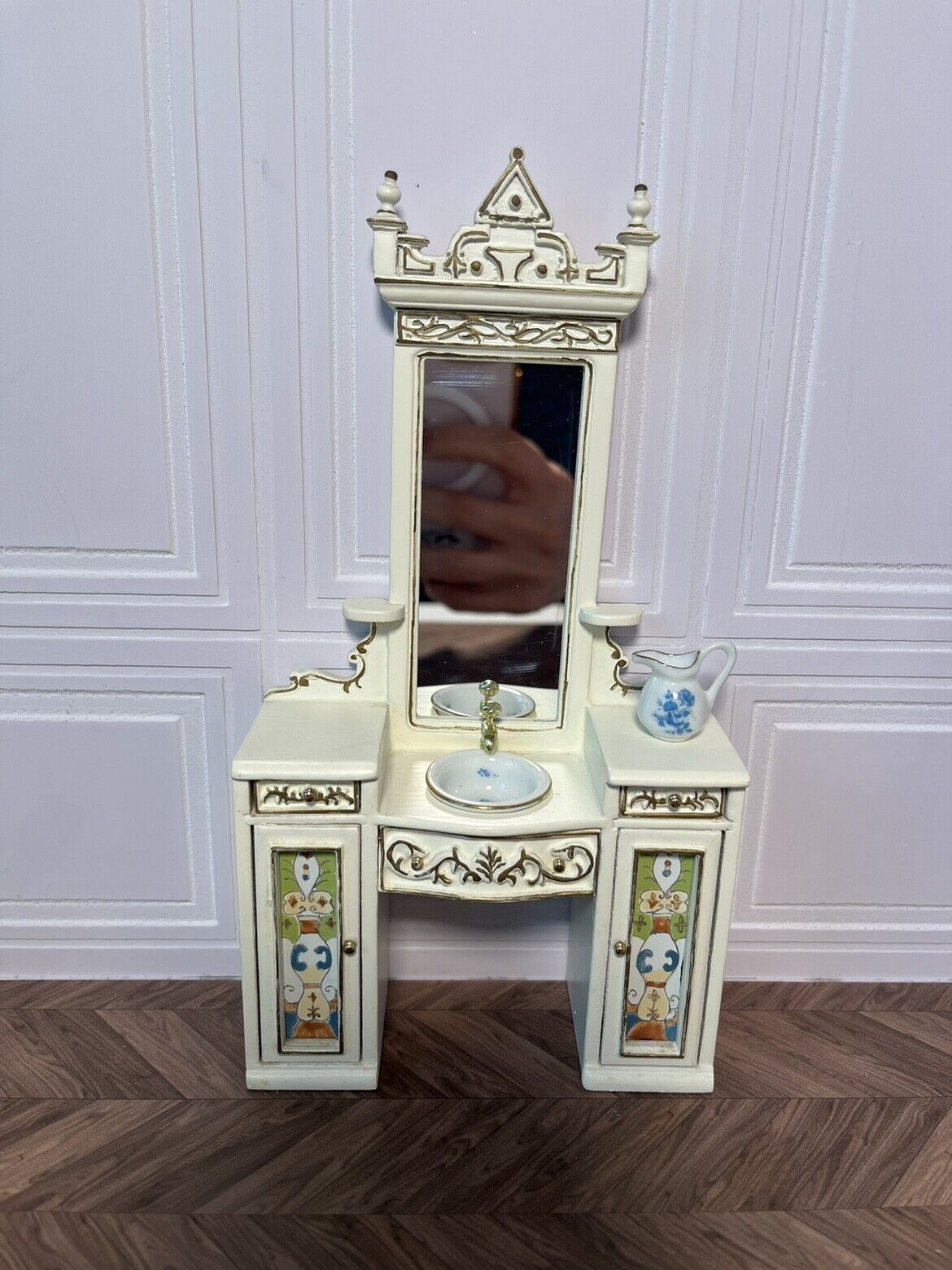 Tocador de peluquería con dos macetas de cerámica, muebles en miniatura pintados a escala 1:12