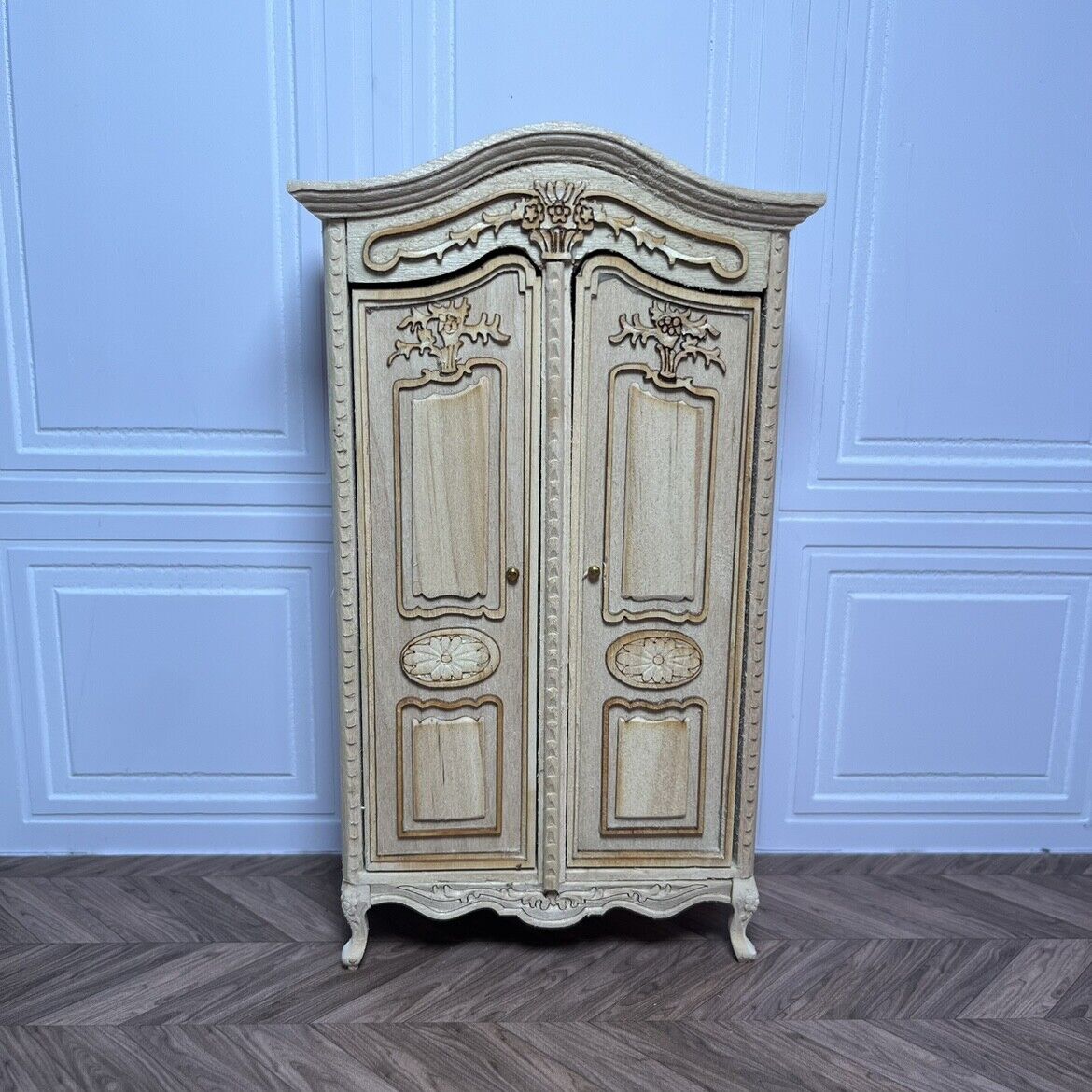 Muebles en miniatura BJD con flores talladas, armario de costura, casa de muñecas 1:12