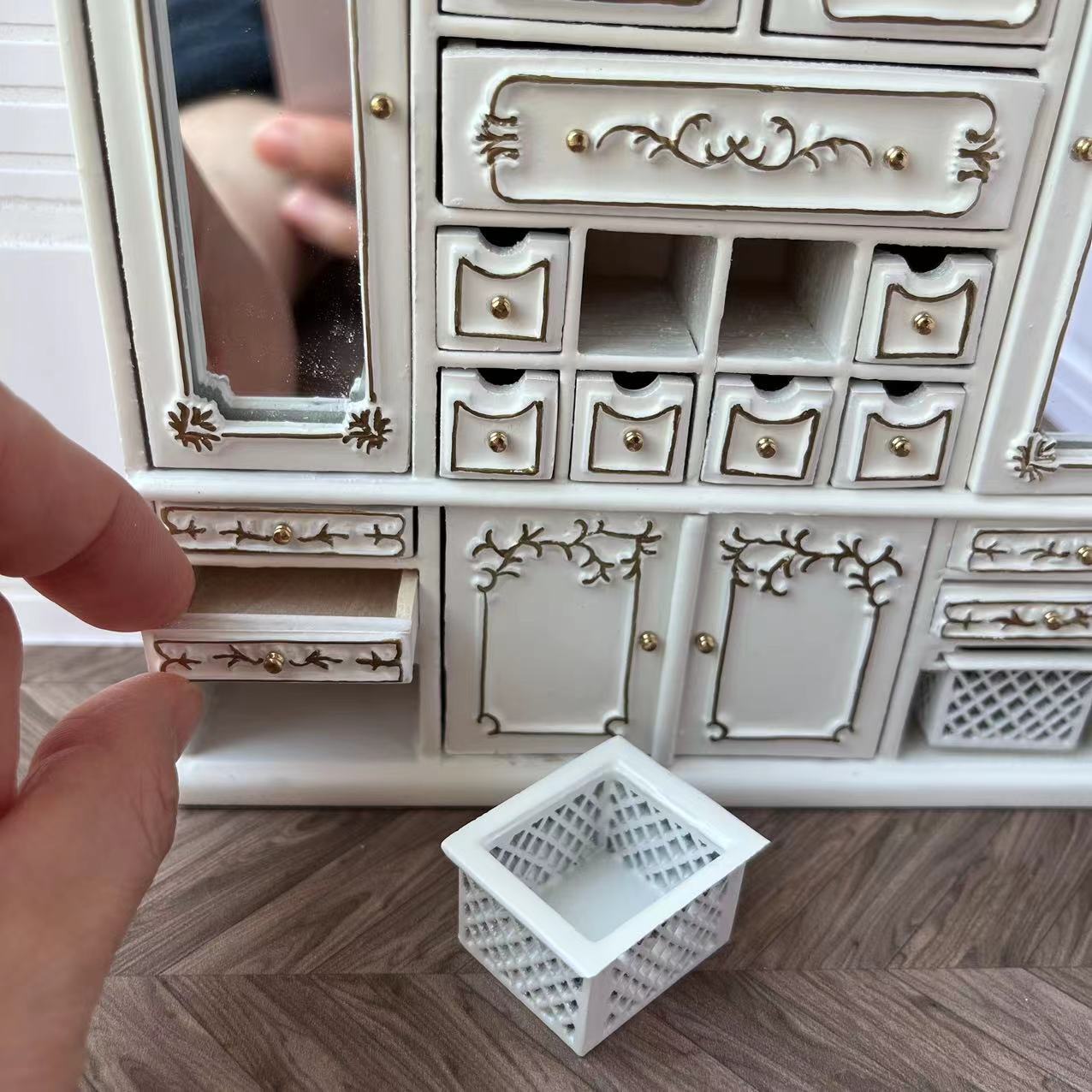 Mueble de casa de muñecas en miniatura a escala 1:12, armario de almacenamiento multifunción con cesta
