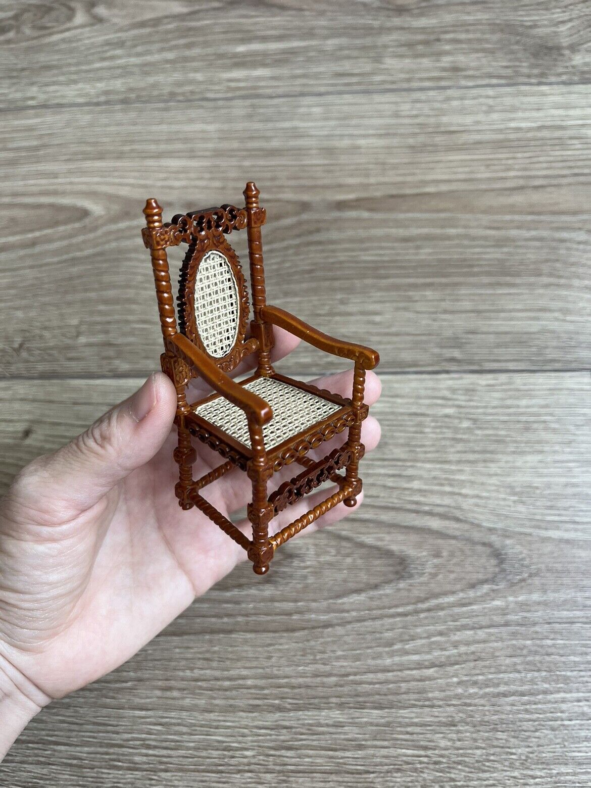 Fauteuil miniature en noyer sculpté à la main pour maison de poupée 1:12