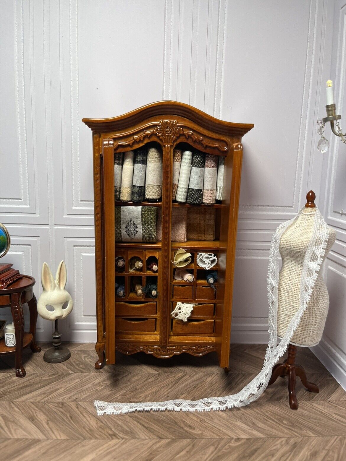 Muebles en miniatura BJD con flores talladas, armario de costura, casa de muñecas 1:12