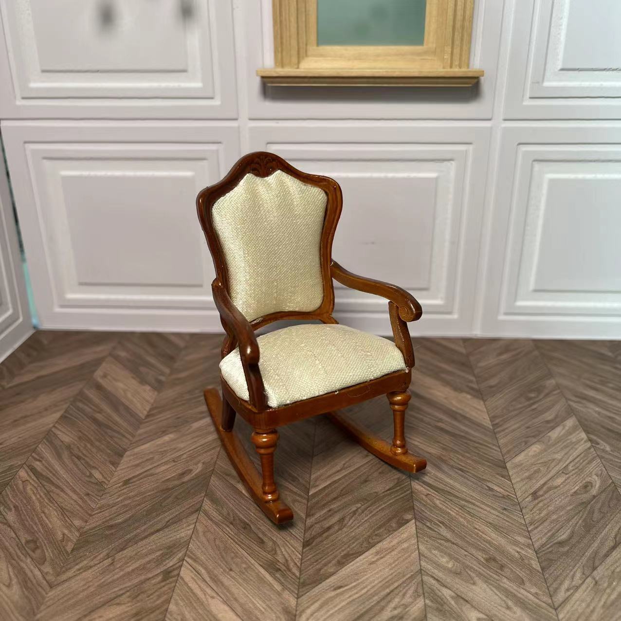 Casa de muñecas 1:12 Fine Miniatures OB11 Cómoda mecedora para habitación infantil