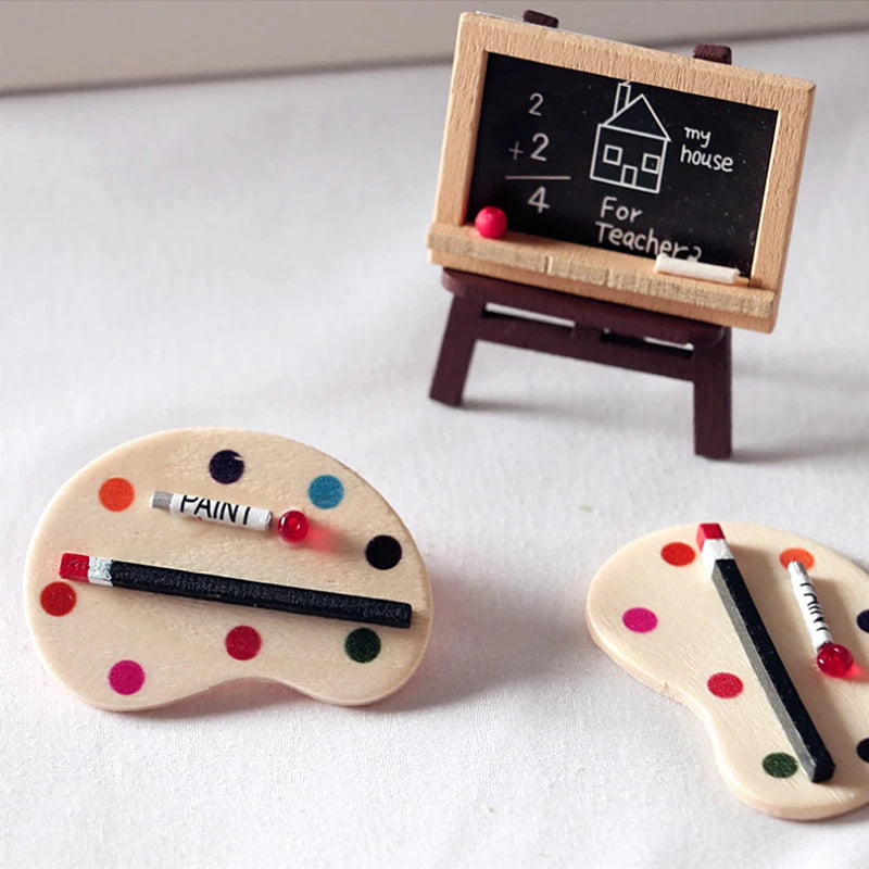 Gabinete de madera en miniatura a escala 1:12 para decoración de casa de muñecas, con cajones y puertas.