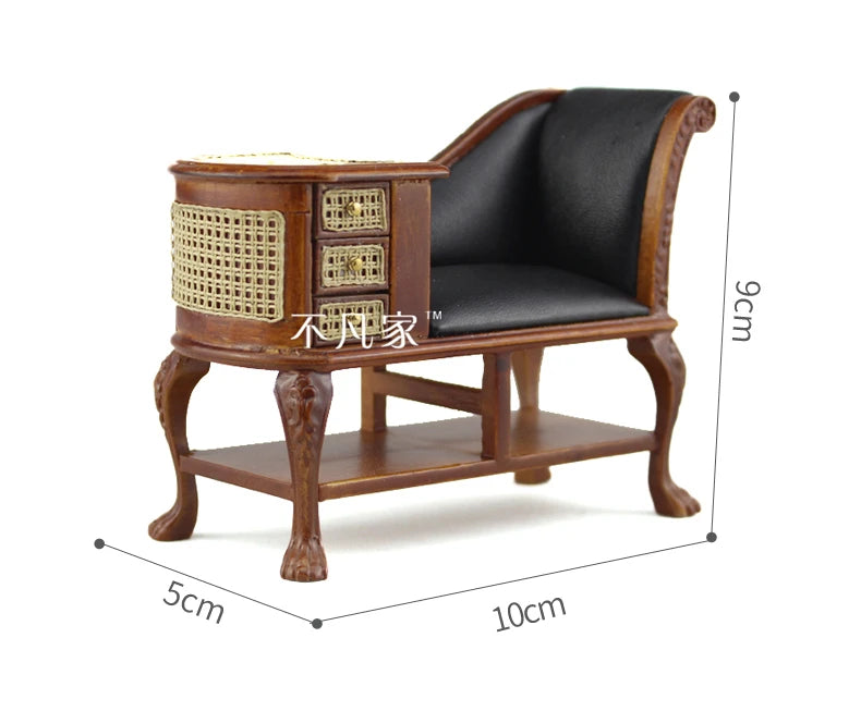 Sofá en miniatura a escala 1:12 y 1:6 con bonitas almohadas, muebles de simulación para sala de estar de casa de muñecas. Modelo de casa de muñecas en miniatura.