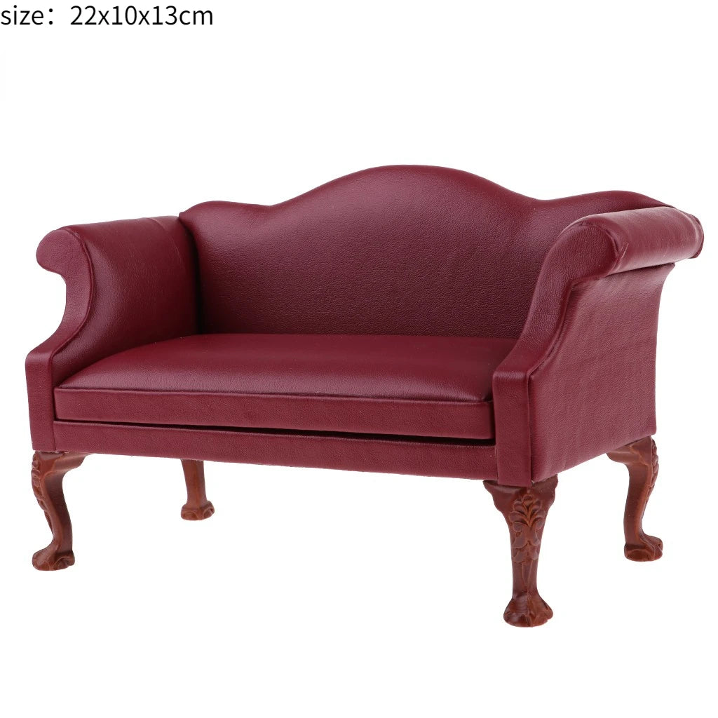 Sofá en miniatura a escala 1:12 y 1:6 con bonitas almohadas, muebles de simulación para sala de estar de casa de muñecas. Modelo de casa de muñecas en miniatura.