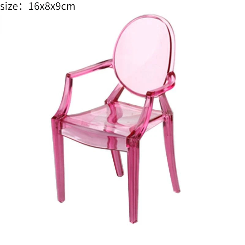 Sofá en miniatura a escala 1:12 y 1:6 con bonitas almohadas, muebles de simulación para sala de estar de casa de muñecas. Modelo de casa de muñecas en miniatura.