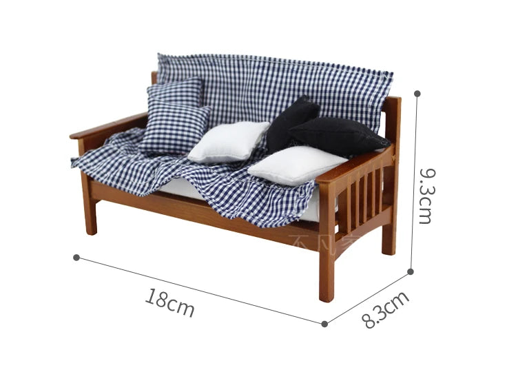 Sofá en miniatura a escala 1:12 y 1:6 con bonitas almohadas, muebles de simulación para sala de estar de casa de muñecas. Modelo de casa de muñecas en miniatura.