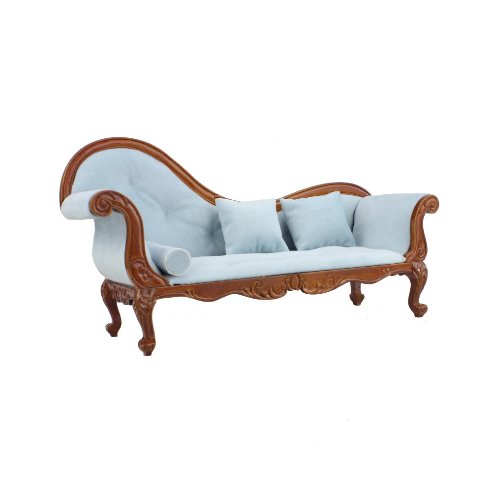 Sofá en miniatura a escala 1:12 y 1:6 con bonitas almohadas, muebles de simulación para sala de estar de casa de muñecas. Modelo de casa de muñecas en miniatura.
