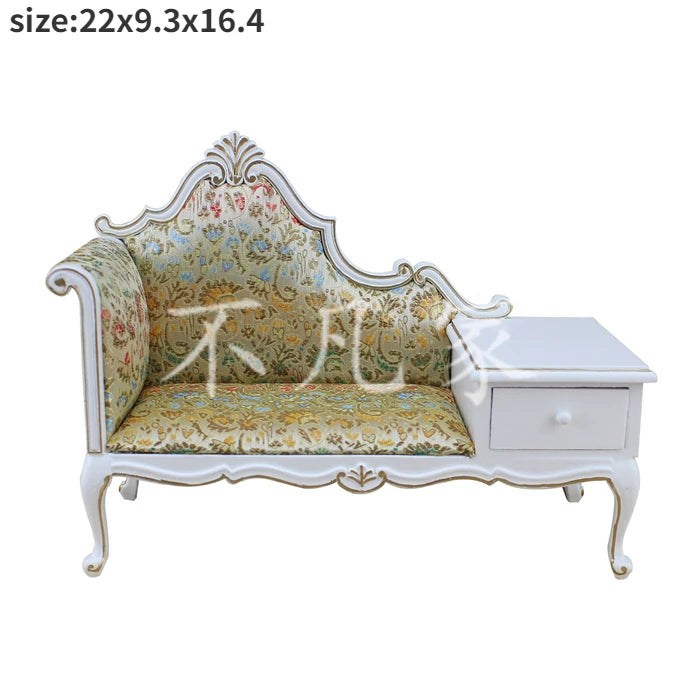 Sofá en miniatura a escala 1:12 y 1:6 con bonitas almohadas, muebles de simulación para sala de estar de casa de muñecas. Modelo de casa de muñecas en miniatura.