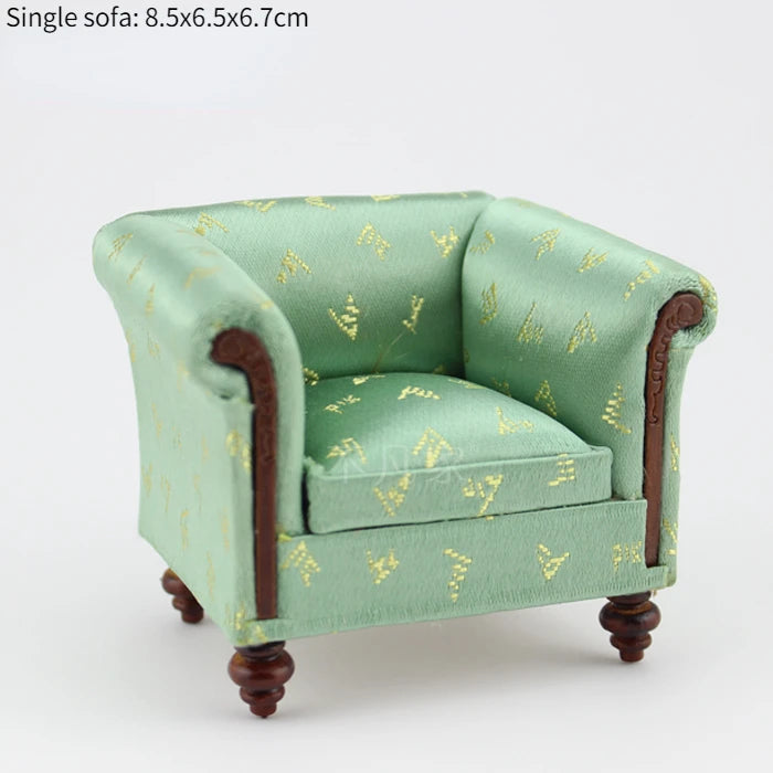 Sofá en miniatura a escala 1:12 y 1:6 con bonitas almohadas, muebles de simulación para sala de estar de casa de muñecas. Modelo de casa de muñecas en miniatura.